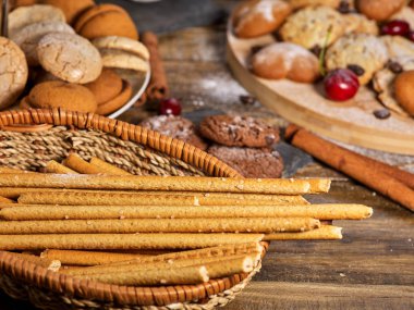 Ahşap masa üzerinde saman yulafezmesi çerezleri ve kum çikolatalı kek