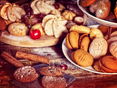 Yulaflı kurabiyeler, gevrek gofret ruloları pasta standında