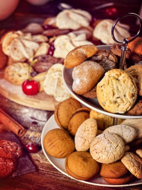 Yulaflı kurabiyeler, gevrek gofret ruloları pasta standında