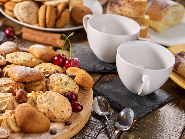 Oatmeal cookies and sand chocolate cake with cherry berry — Stock Photo, Image