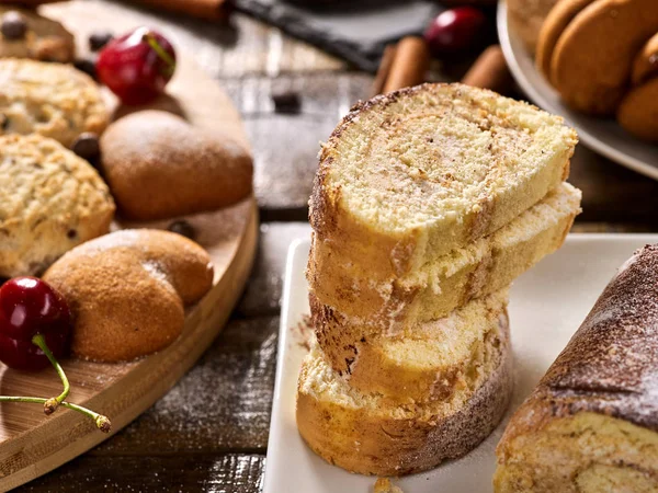 Biscuits à l'avoine et gâteau au chocolat de sable à la cerise — Photo