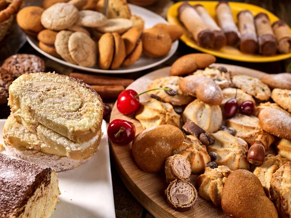 Havrekakor och sandchokladtårta med körsbär — Stockfoto