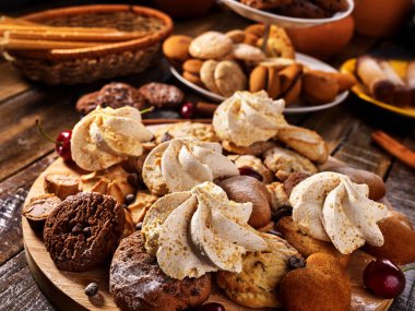 Yulaf ezmeli kurabiye ve vişneli çikolatalı kek.