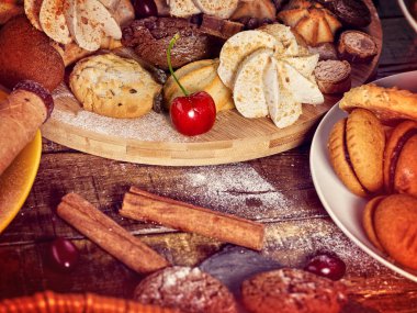 Yulaflı kurabiyeler, gevrek gofret ruloları pasta standında