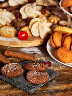 Yulaflı kurabiyeler, gevrek gofret ruloları pasta standında