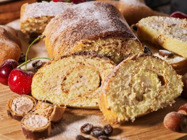 Kum fıstıklı çikolatalı kurabiye ve rulo bisküvi.