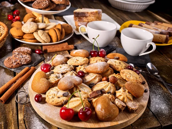 Oatmeal cookies and sand chocolate cake with cherry berry — Stock Photo, Image