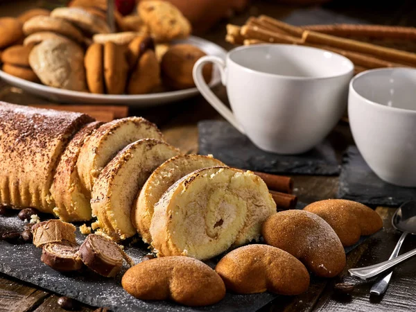 Biscuits au sable en forme de coeur, gâteau roulé à la cerise et à la cannelle — Photo