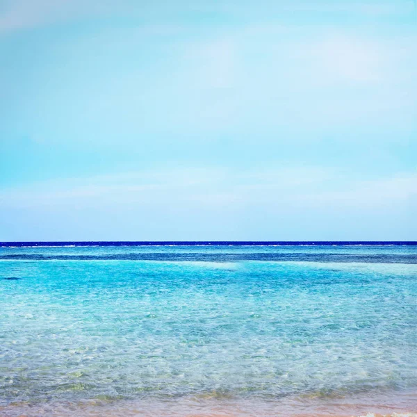 Masmavi okyanus ve mavi gökyüzü ile kristal plaj — Stok fotoğraf