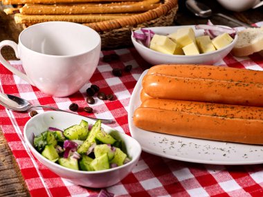 Damalı bez üzerinde masa ayarı üzerinde baget ile sosis kısmı