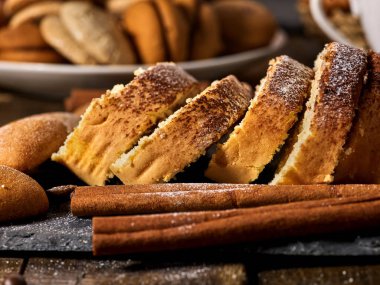 Kum çerezleri kalp şekli, kiraz ve tarçın ile haddelenmiş kek