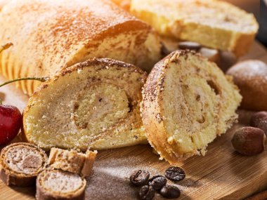 Kum çikolatalı kurabiye kalp şekli ve kiraz ile haddelenmiş kek