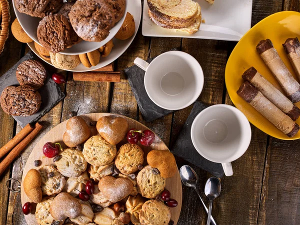 Oatmeal cookies and sand chocolate cake with cherry berry — Stock Photo, Image