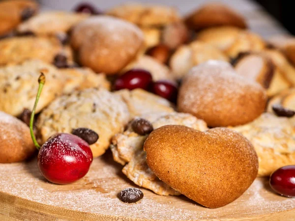 Biscuits à l'avoine et gâteau au chocolat de sable à la cerise — Photo