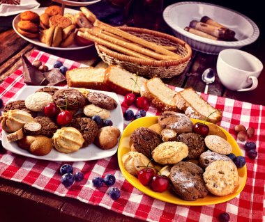 Yulaflı Kurabiye ve yaban mersini güneş parlama ile kum çikolatalı kek