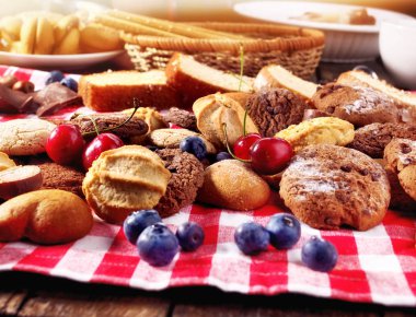 Kurabiye bisküvi ile yaban mersini çikolata fırında ve kiraz cupcake