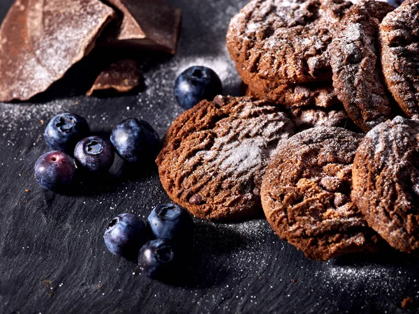 Chocolate chip cookies tied with string. Serving food on slate — Stock Photo, Image