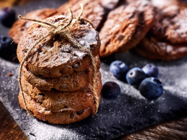 Chocolate chip cookies tied with string. Serving food on slate — Stock Photo, Image