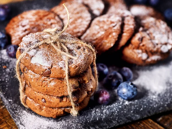 Chocolate chip cookies tied with string. Serving food on slate — Stock Photo, Image