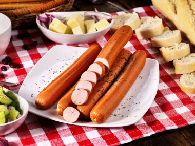 Damalı bez üzerinde masa ayarı üzerinde baget ile sosis kısmı