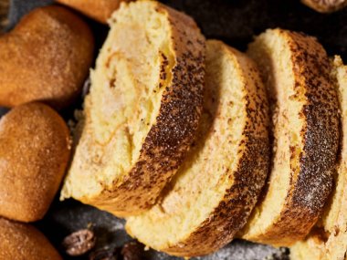 Kum çerezleri kalp şekli, kiraz ve tarçın ile haddelenmiş kek