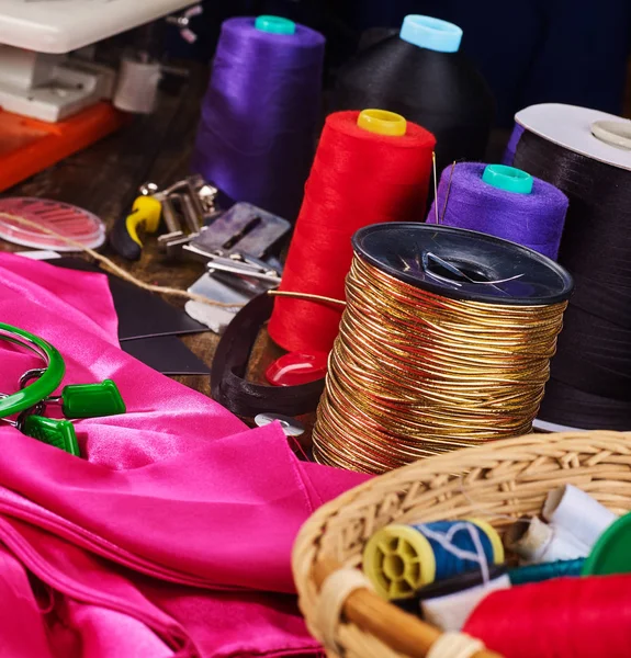 Grupo costurera objeto cuerda de oro carrete de costura — Foto de Stock