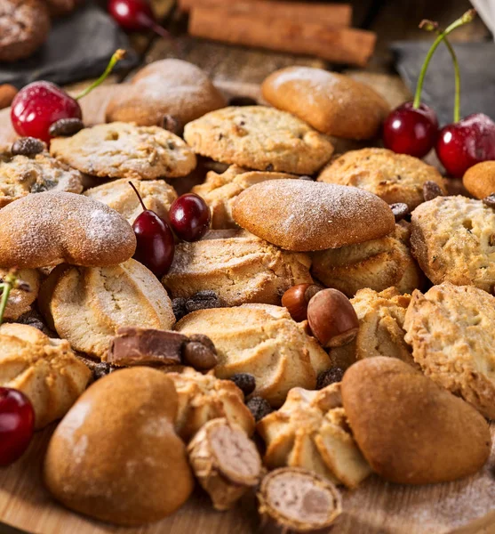 Ciasteczka owsiane i ciasto czekoladowe piasku z nakrętką na stole — Zdjęcie stockowe