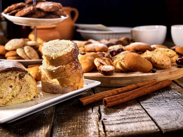 Biscuits à l'avoine et gâteau au chocolat de sable à la cerise — Photo