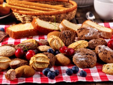 Böğürtlenli çikolatalı pasta standında kurabiye ve kum bisküvi