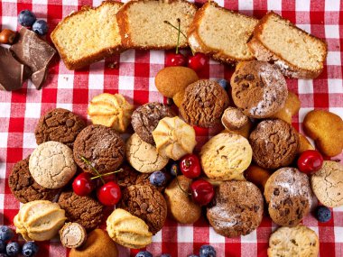 Kurabiye bisküvi ile yaban mersini çikolata fırında ve kiraz cupcake