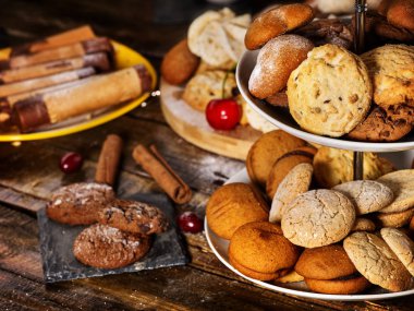 Yulaflı kurabiyeler, gevrek gofret ruloları pasta standında