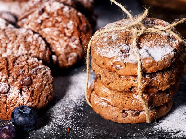 Chocolate chip cookies tied with string. Serving food on slate — Stock Photo, Image