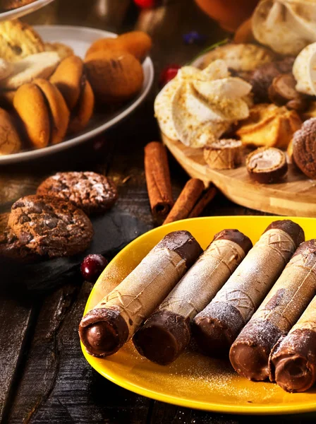 Cookies söt mat på frukost. Krispiga wafer rullar med grädde — Stockfoto