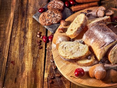 Gemide haddelenmiş bisküvi ve kum çikolatalı kurabiye