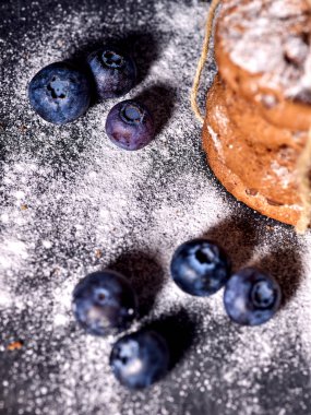 Çikolatalı kurabiyeler ip ile bağlanmış. Kayrak üzerinde yemek servisi
