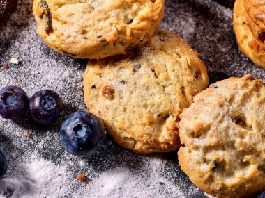 Çikolatalı kurabiyeler ip ile bağlanmış. Kayrak üzerinde yemek servisi