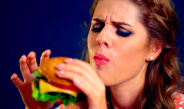 Mädchen isst Hamburger — Stockfoto