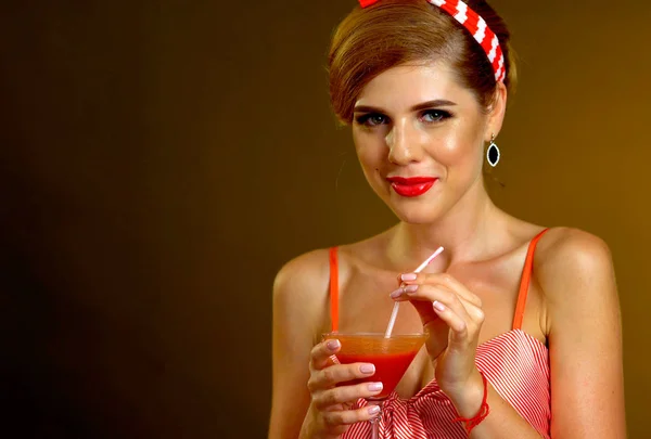 Girl drinks martini cocktail. Woman on thematic party retro style — Stock Photo, Image