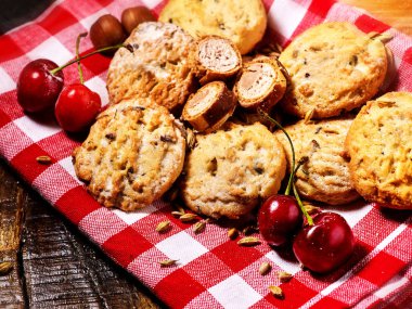 Yulaf ezmeli kurabiye ve vişneli çikolatalı kek.