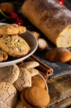 Yulaf ezmeli kurabiyeler, vişneli kek standında rulo pasta.