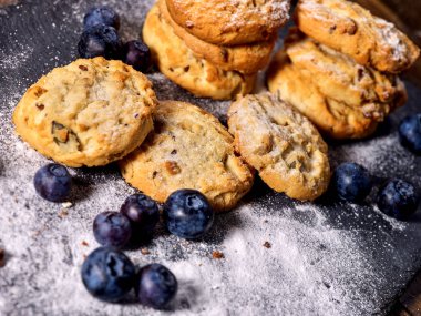 Çikolatalı kurabiyeler ip ile bağlanmış. Kayrak üzerinde yemek servisi