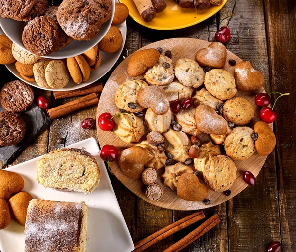 Oatmeal cookies and sand chocolate cake with cherry berry — Stock Photo, Image