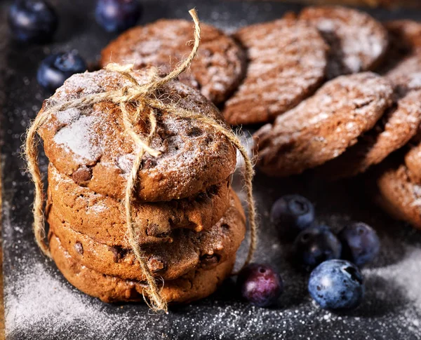 Chocolate chip cookies tied with string. Serving food on slate — Stock Photo, Image