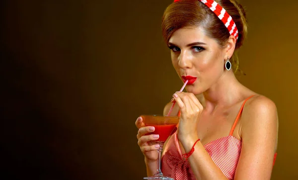 Dziewczyna drinki martini koktajl. Kobieta w stylu retro party — Zdjęcie stockowe