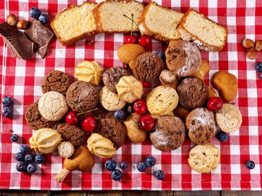 Kurabiye bisküvi ile yaban mersini çikolata fırında ve kiraz cupcake