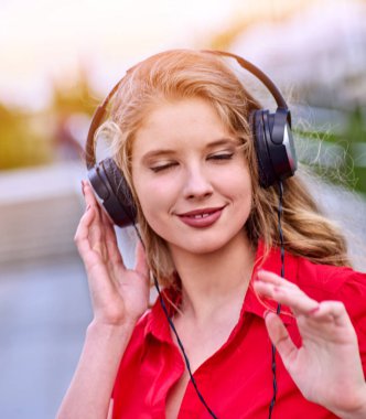 Kulaklıköğrenci kız müzik dinlemek