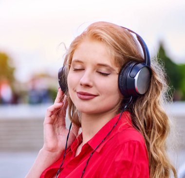 Kulaklıköğrenci kız müzik dinlemek