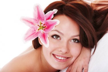 Spa salonunda massge üzerinde saç çiçek li kız .