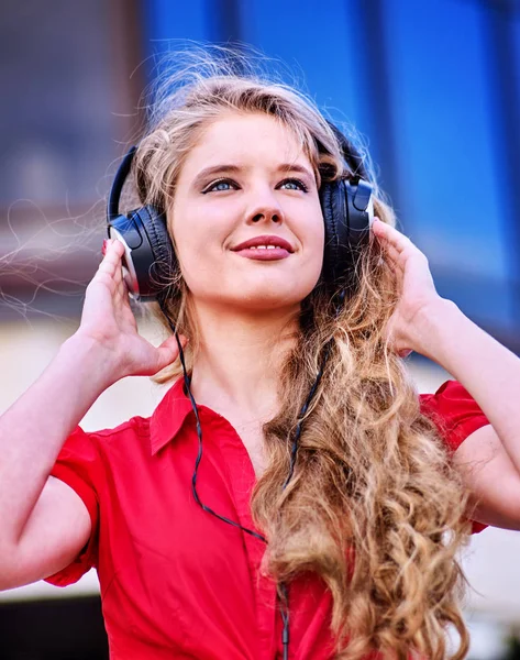 Estudante menina no fone de ouvido ouvir música — Fotografia de Stock