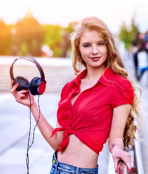 Estudiante chica en auriculares escuchar música —  Fotos de Stock